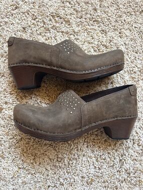 Dansko Mavis Stud Clog Nubuck Leather Brown Sz 37